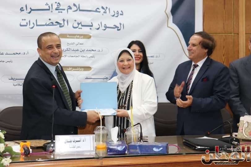 اعلام القاهرة تنظيم ندوة "إثراء الحوار بين الحضارات" 1 IMG 7568