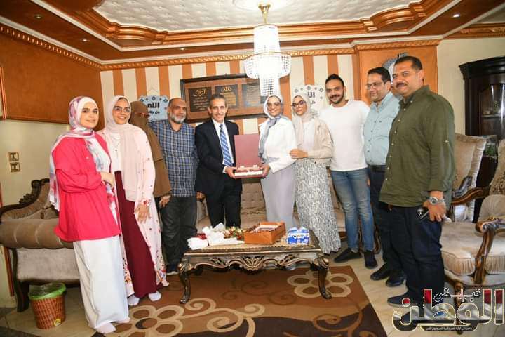 محافظ الغربية يهنئ أوائل الثانوية العامة من أبناء المحافظة بمنازلهم 1 FB IMG 1691008188390