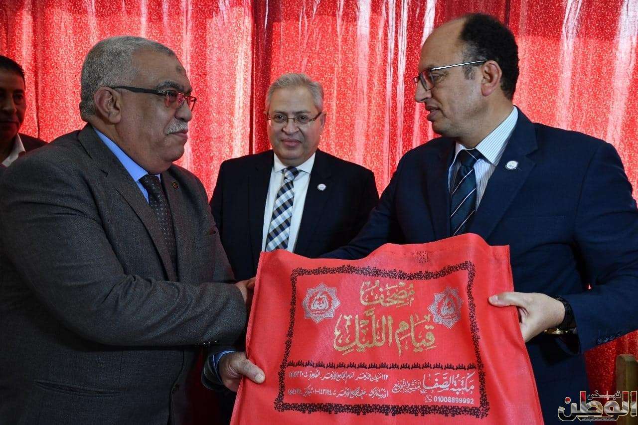 رئيس جامعة حلوان يشهد تكريم الاستاذ محمد ناصر امين عام الجامعة 1 IMG 1114