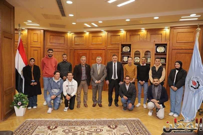 رئيس جامعة السويس يلتقي برؤساء الاتحادات الطلابية لكليات الجامعة 1 IMG 1473