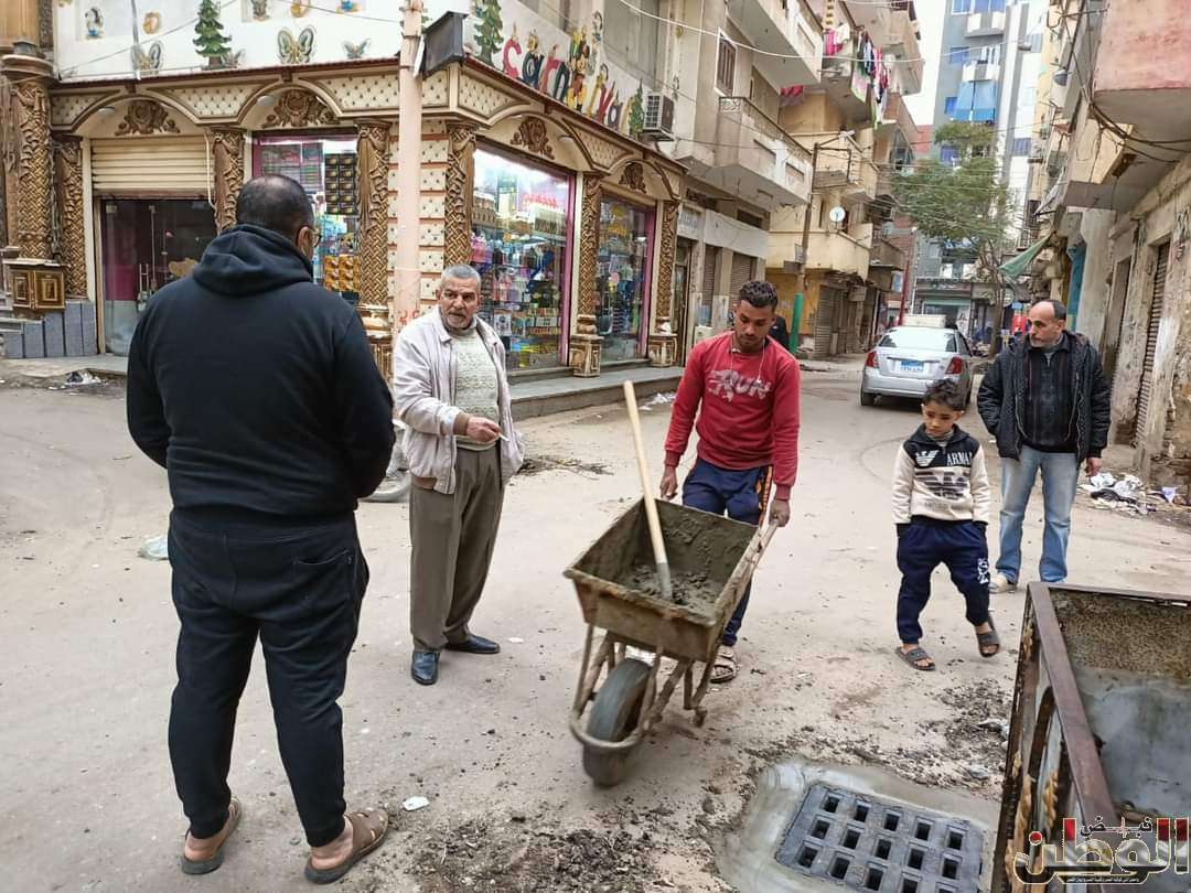 الانتهاء من تركيب اغطية صفايات الامطار الجديدة بالشوارع التى تم رصفها بنطقة المستعمرة بدسوق 1 FB IMG 1708765842261