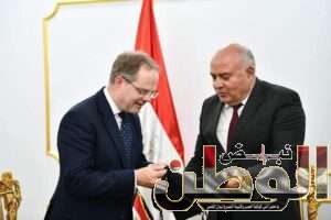 خلال استقباله السفير البريطاني.. الداودى يستعرض الفرص الاستثمارية بمحافظة قنا في شتى المجالات 4 FB IMG 1708967671628