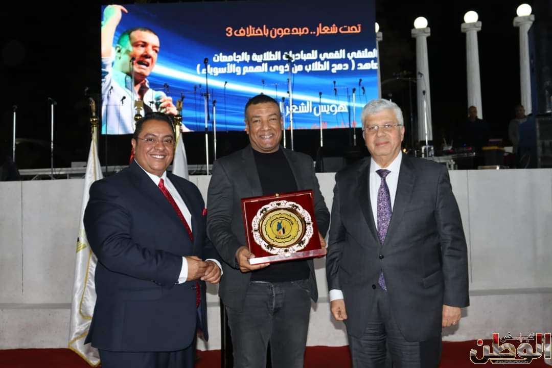 بحضور وزير التعليم العالي .. معهد إعداد القادة يكرم هويس الشعر العربي هشام الجخ في ملتقى المبادرات الطلابية 1 FB IMG 1709829074802