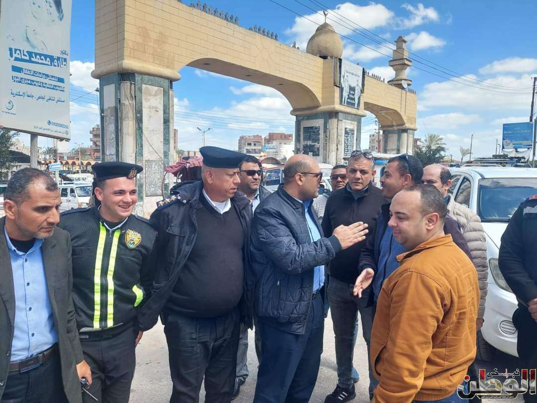 جولة ميدانية لرئيس مدينة دسوق..لمتابعة سير حركة نقل الركاب بالمواقف وتوجيه المواطنين بالتعريفة الجديدة 1 FB IMG 1711127195473