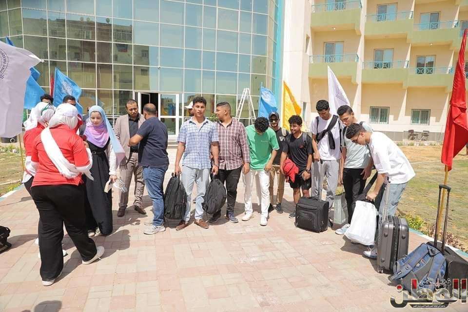 رئيس الجامعة يتابع وصول فود الجامعات المشاركة في مهرجان الأنشطة الطلابية الاول بجامعة السويس 1 IMG 4514