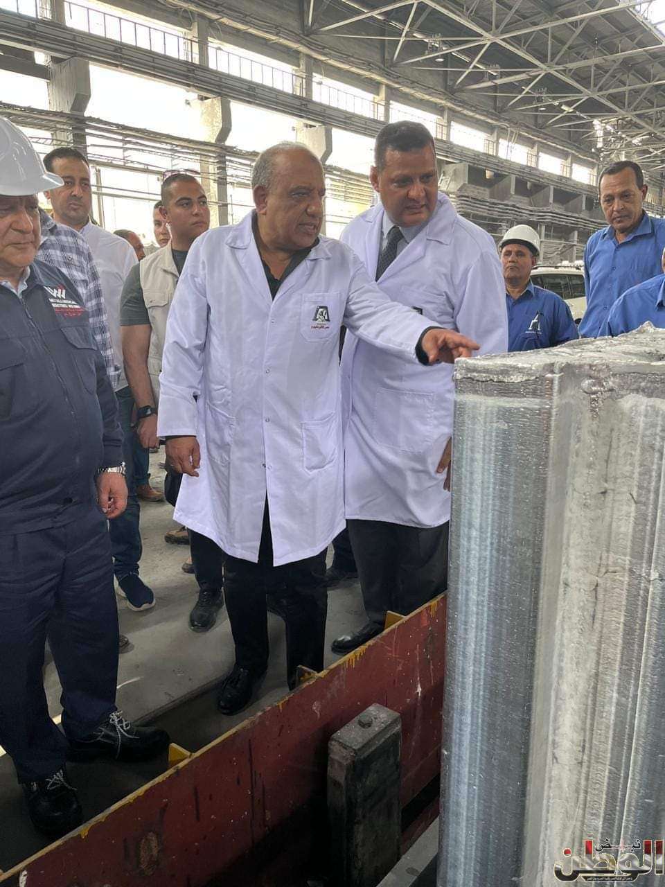 وزير قطاع الأعمال العام في جولة تفقدية لمصانع مجمع الألومنيوم بنجع حمادي 1 FB IMG 1715442812462