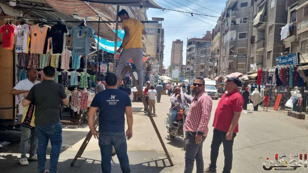 استمرارا الحملات اليومية لرفع الاشغالات والتعديات علي حرم الطريق العام لتحقيق السيولة المرورية بشوارع دسوق 1 FB IMG 1716739979320