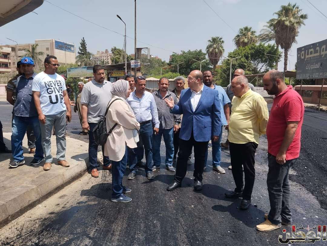 نائب محافظ الجيزة يتابع ميدانيا وضع الطبقة السطحية للأسفلت بطريق سقارة 1 FB IMG 1716984989596