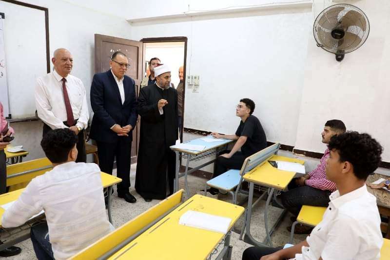 محافظ الشرقية يتفقد لجان امتحانات الثانوية الأزهرية للعام الدراسي 2023 / 2024 بمعهد الصفوة النموذجي بمدينة الزقازيق 1 FB IMG 1717490850651