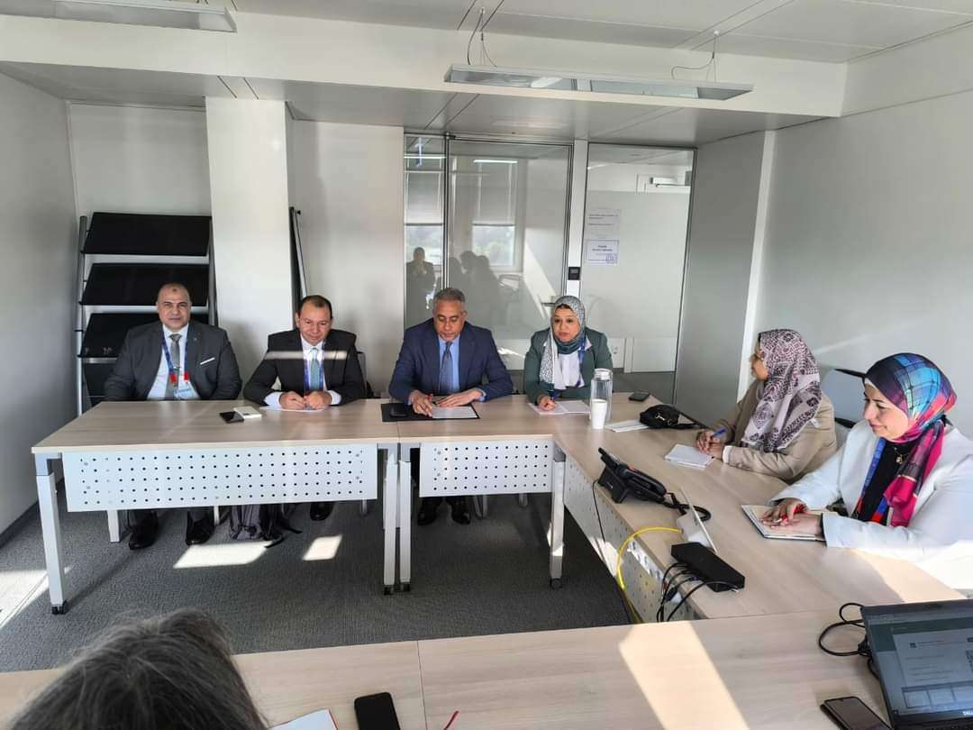 وزير العمل يلتقى مدير إدارة "المعايير" ورئيس قسم الحريات النقابية بجنيف 1 FB IMG 1717491608263