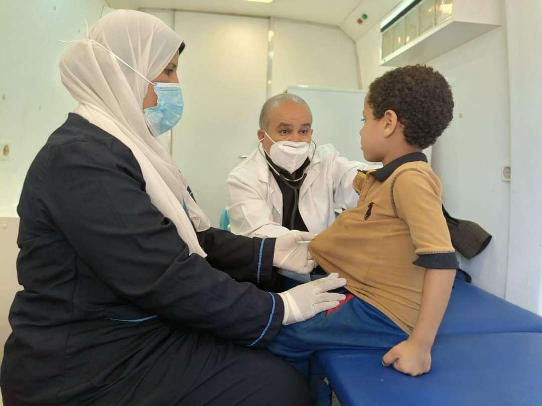 توقيع الكشف الطبي على 889 حالة خلال قافلة طبية بقرية الفرجانى بمركز بنى مزار بالمنيا 1 FB IMG 1717667409295
