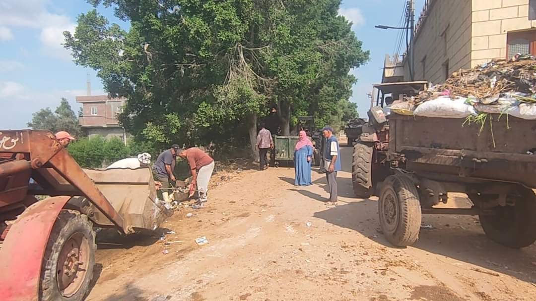 مروه جمعه .. تتفقد سير العمل بمنظومة النظافة ورفع تراكمات القمامة بقرية السالمية 1 FB IMG 1721030622004