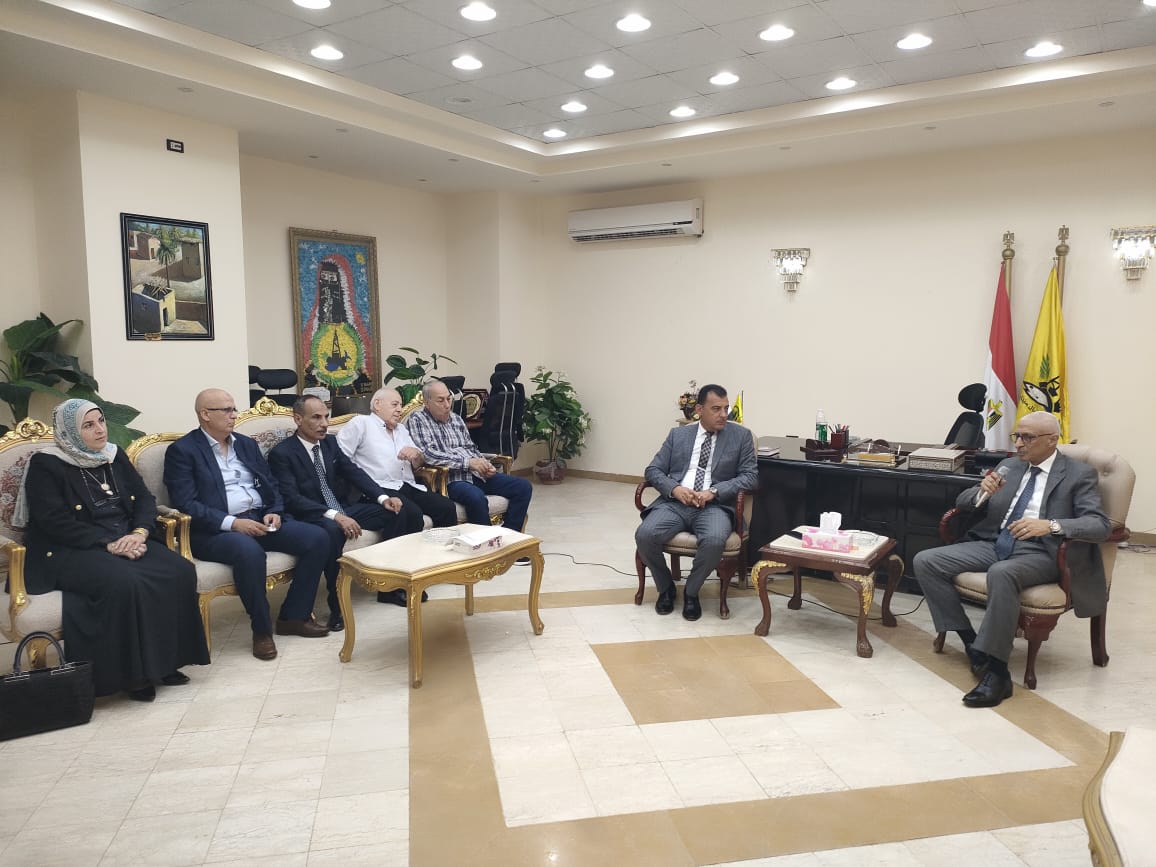 محافظ شمال سيناء يستقبل أعضاء حزب مستقبل وطن والغرفة التجارية 1 WhatsApp Image 2024 07 22 at 22.00.32 52f2e4b2