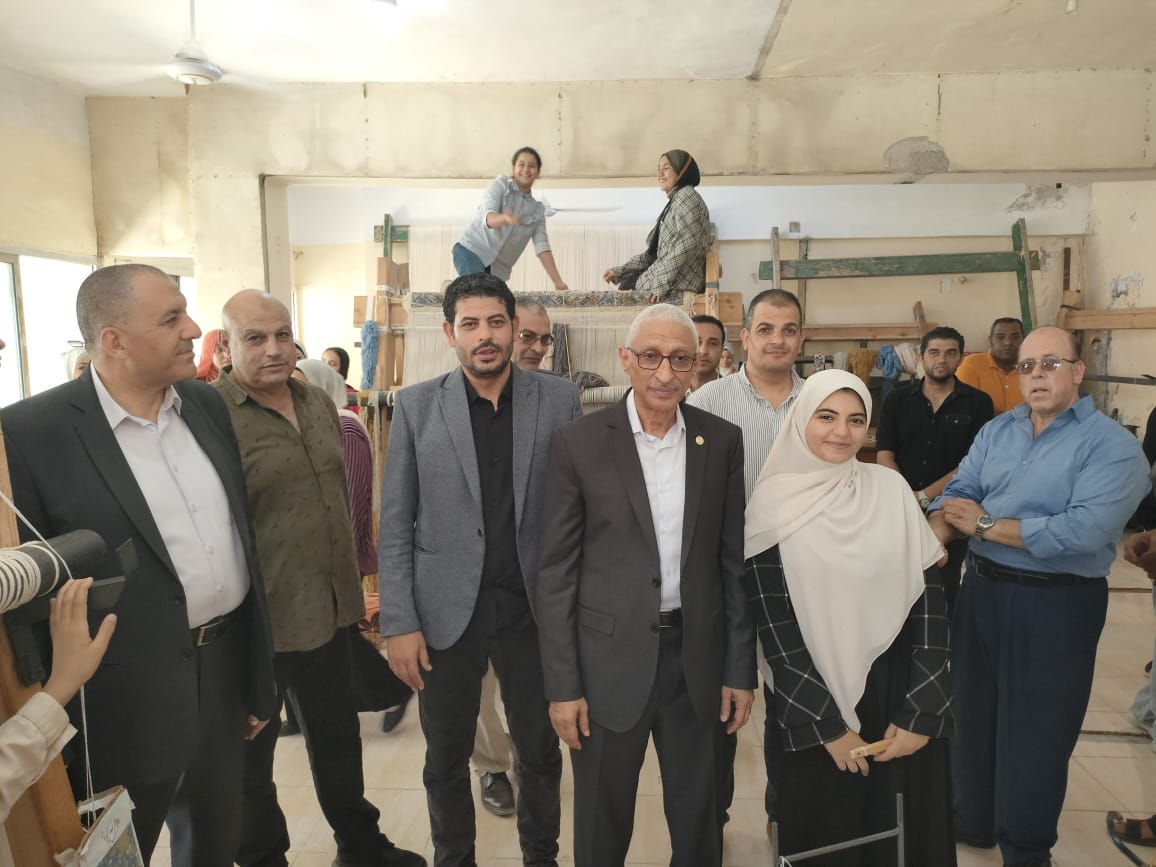 محافظ شمال سيناء يتفقد أعمال صناعة السجاد اليدوي بالعريش