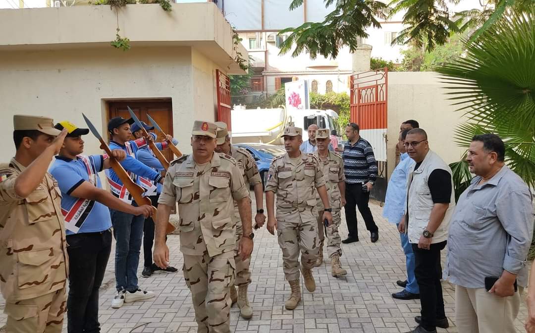 قائد قوات الدفاع الشعبي والعسكري فى زيارة لمدرسة دسوق الثانوية الزراعية العسكرية المشتركة 1 FB IMG 1728414786543