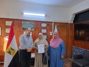 رئيس مركز ومدينة فوه .. يسلم المواطنين نموذج ٨ نهائي للتصالح بمكتبه 7 FB IMG 1728578454117