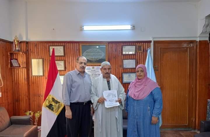 رئيس مركز ومدينة فوه .. يسلم المواطنين نموذج ٨ نهائي للتصالح بمكتبه 1 FB IMG 1728578466604