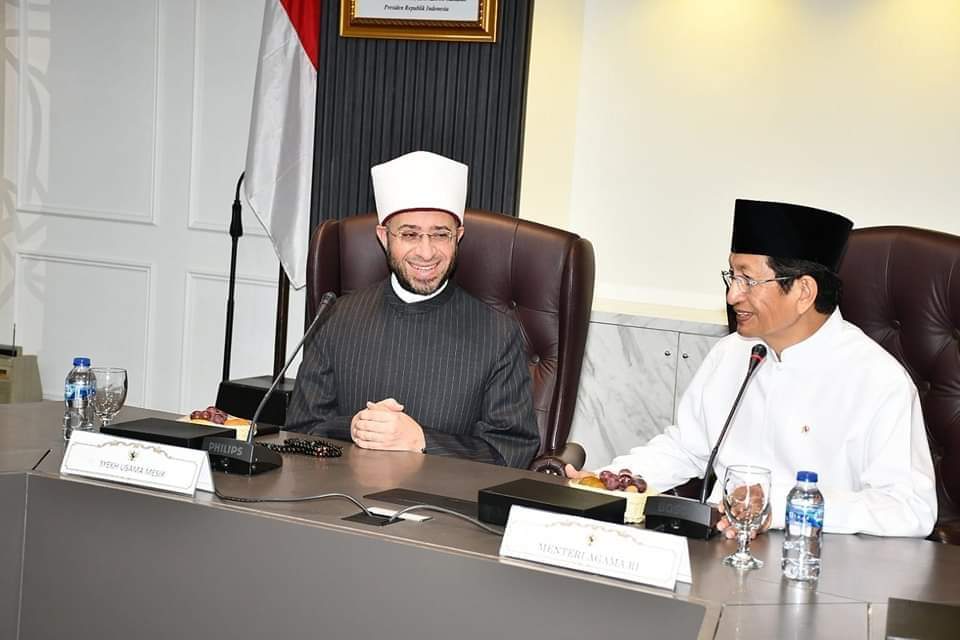 وزير الأوقاف المصرى .. يهنئ الوزير الإندونيسي الجديد للشئون الدينية في مكتبه 1 FB IMG 1729613807315