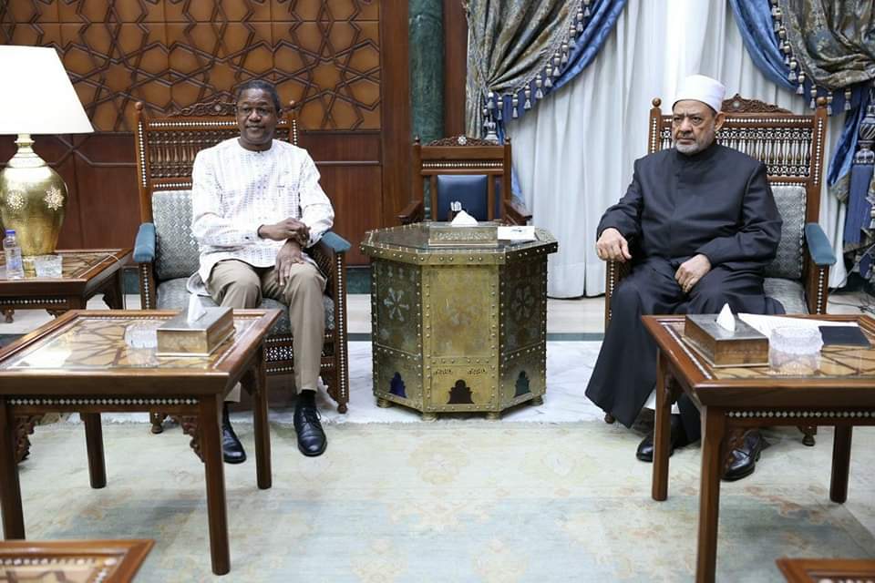 شيخ الأزهر .. يستقبل وزير خارجية بوركينا فاسو لبحث تكثيف دورات تدريب الأئمة البوركينيين في الأزهر 1 FB IMG 1730997156019