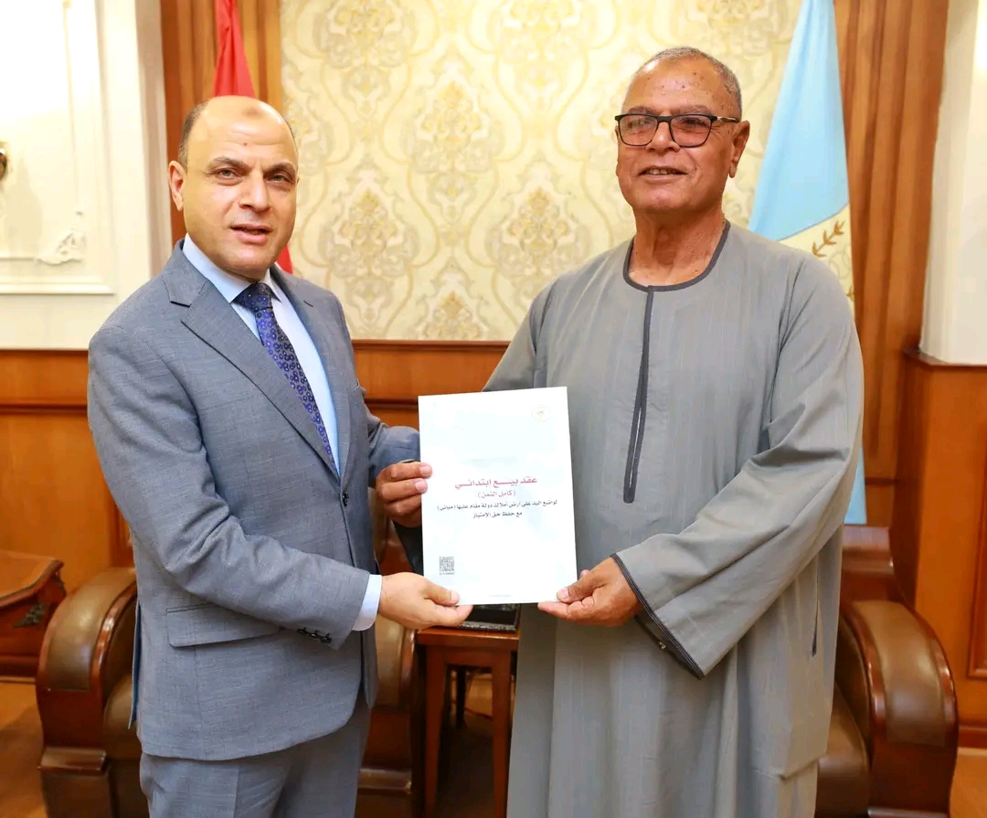 محافظ كفرالشيخ يُسلّم 11 عقد تقنين أراضي أملاك دولة للمستفيدين من المواطنين