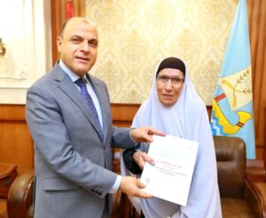 محافظ كفرالشيخ يُسلّم 11 عقد تقنين أراضي أملاك دولة للمستفيدين من المواطنين 11 1754736831726