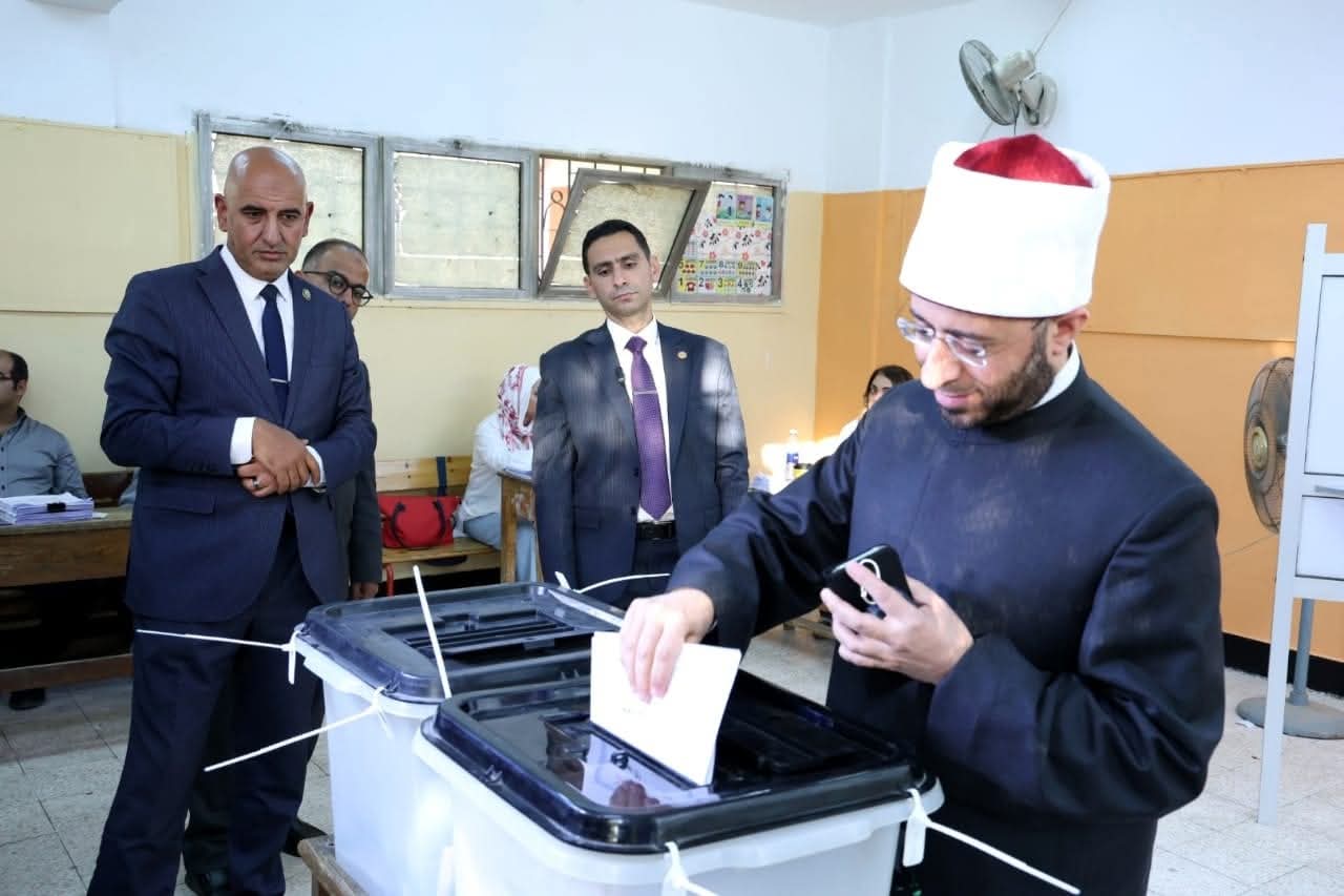 وزير الأوقاف .. يدلي بصوته في انتخابات مجلس الشيوخ ويحث على المشاركة الوطنية