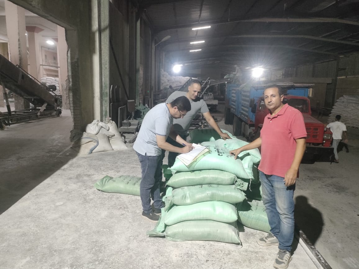 تموين مركز دسوق .. ضبط 1,5 طن دقيق مدعم يعاد تدويرة بماكينة طحن الغلال قبل بيعه بالأسواق 