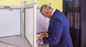 محافظ الإسكندرية .. يدلي بصوته في انتخابات مجلس الشيوخ ويحث المواطنين على ضرورة المشاركة الإيجابية 4 محافظ الإسكندرية .. يدلي بصوته في انتخابات مجلس الشيوخ ويحث المواطنين على ضرورة المشاركة الإيجابية