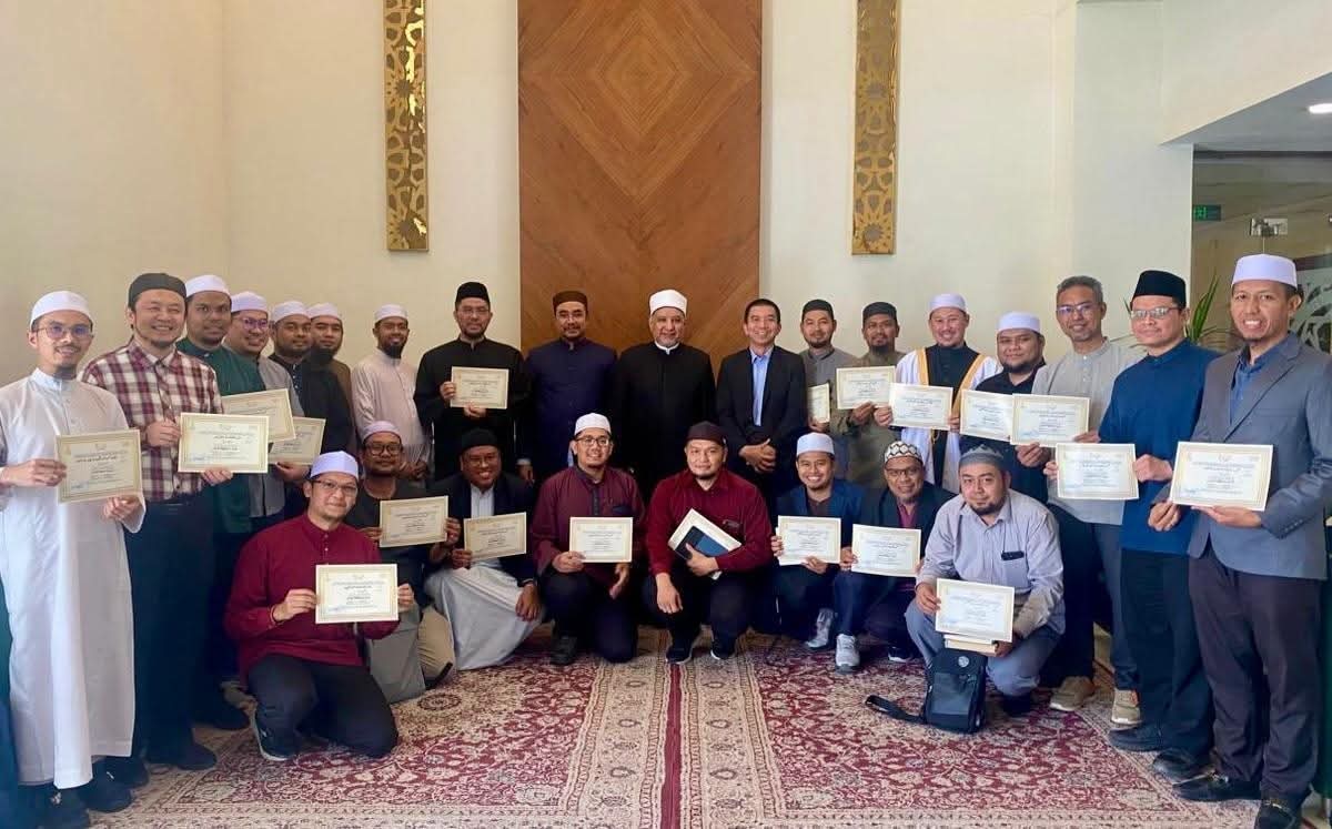 أكاديمية الأزهر العالمية .. تدرب ٣٧ إمامًا ماليزيًا ضمن دورة «تنمية المهارات الدعوية»