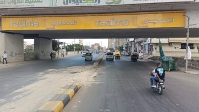 غلق الفتحات المرورية المخالفة بشارع الجيش بدسوق وتنظيم الحركة المرورية