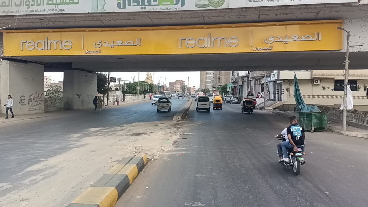 غلق الفتحات المرورية المخالفة بشارع الجيش بدسوق وتنظيم الحركة المرورية