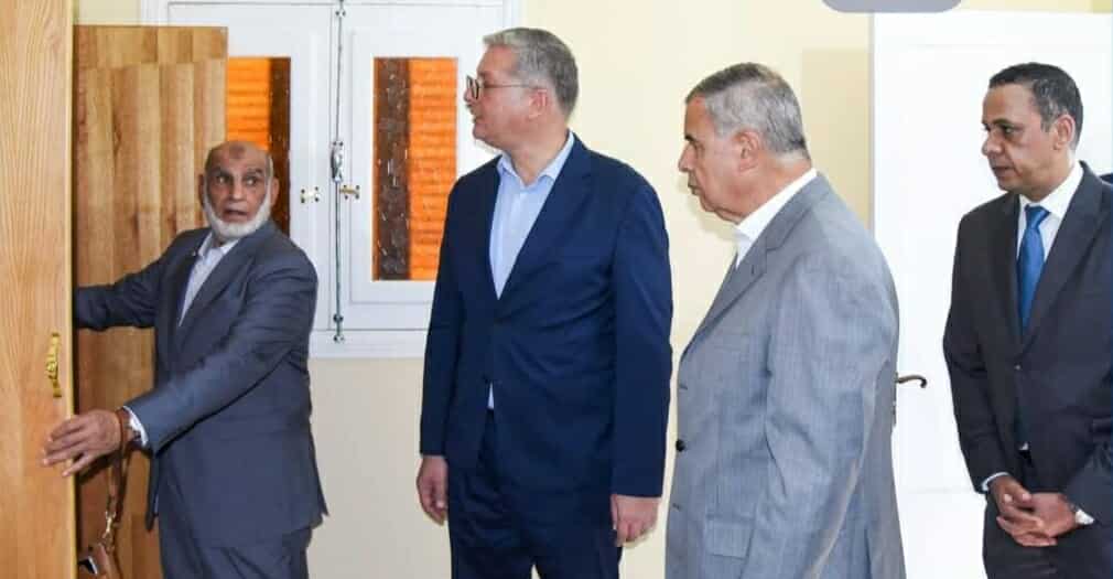 وزير البترول ومحافظ الإسكندرية .. يسلمان مفاتيح المنازل الجديدة للأهالي بنجع رسلان بالعامرية