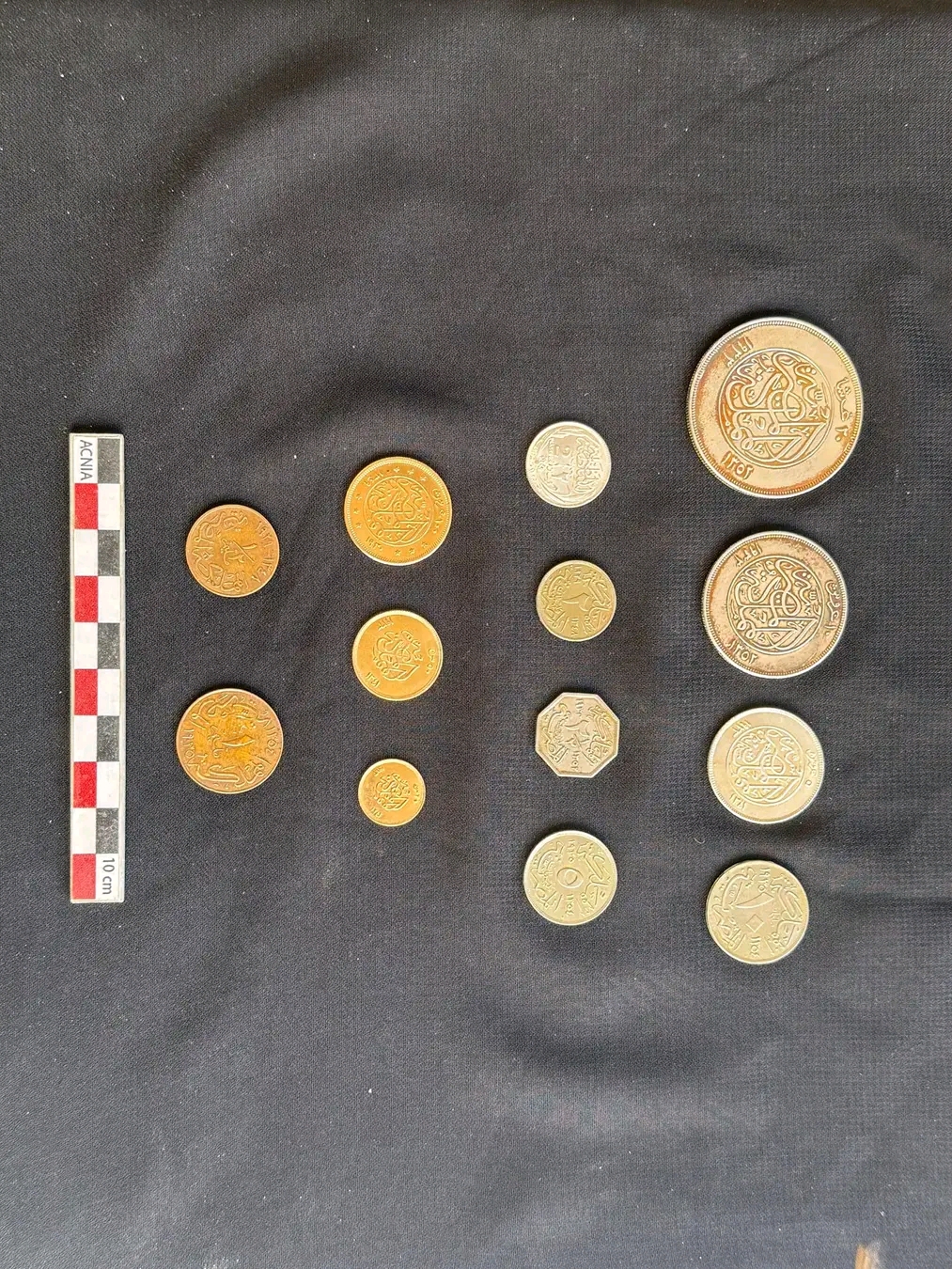 اكتشاف كبسولة رصاصية نادرة تحتوي على مجموعة عملات تاريخية في حي وسط بالإسكندرية