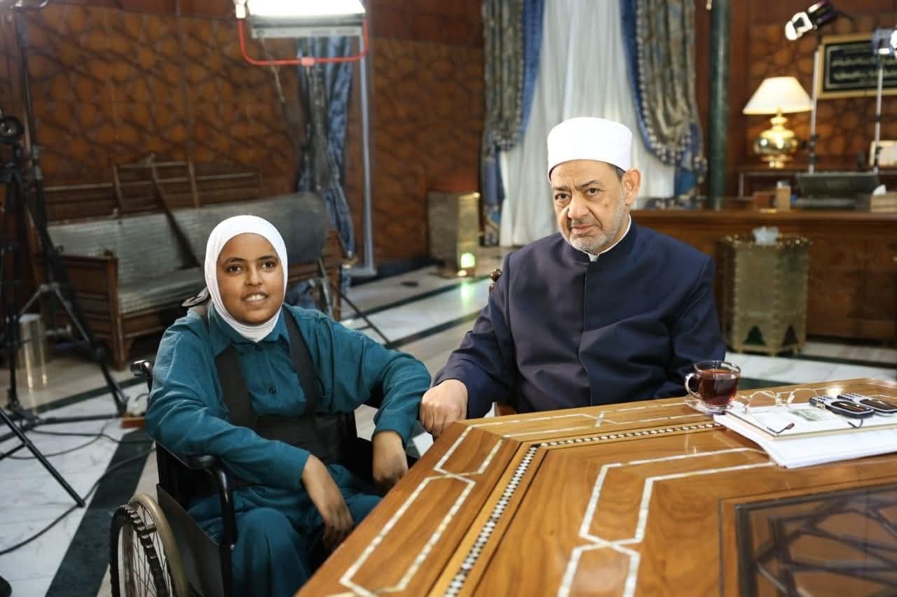 الإمام الأكبر .. يوجّه قيادات الأزهر بسرعة التكفل بحالة الطالبة آية مهنى محاربة السرطان والإعاقة 