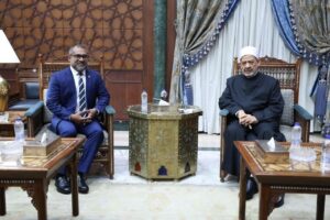 وزير خارجية المالديف .. خريجو الأزهر يتمتعون بسمعة طيبة في بلادنا ولدينا مجموعة من أمهر الأطباء من خريجي الأزهر 3 وزير خارجية المالديف .. خريجو الأزهر يتمتعون بسمعة طيبة في بلادنا ولدينا مجموعة من أمهر الأطباء من خريجي الأزهر