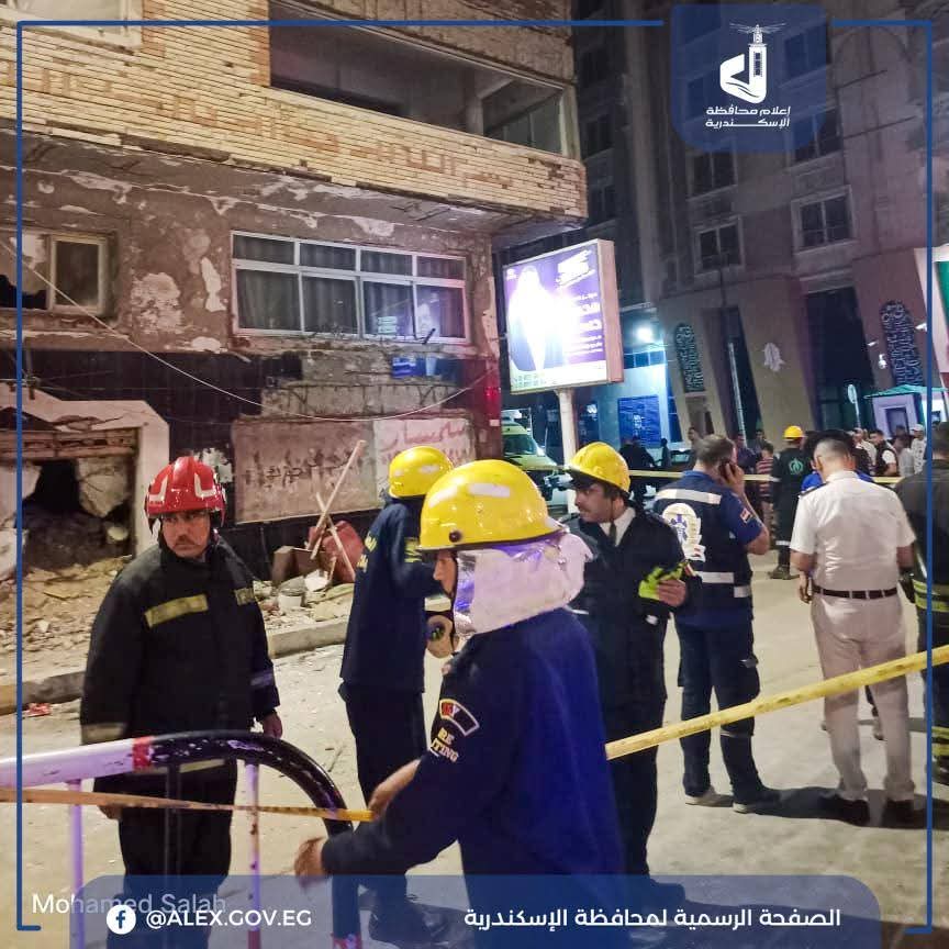 محافظ الإسكندرية .. يتابع تداعيات انهيار أجزاء من عقار بالعصافرة بحري