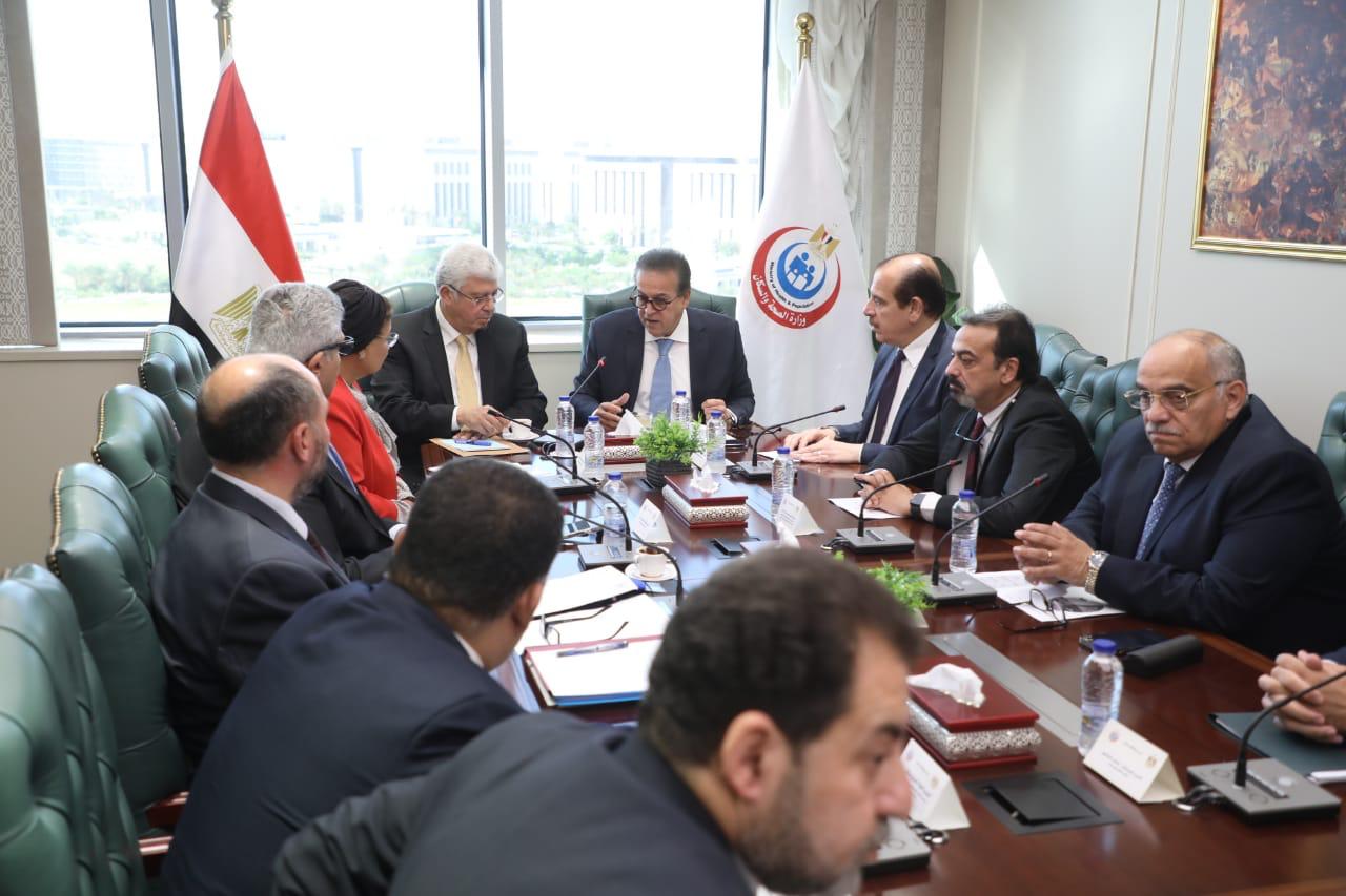 وزيرا الصحة والسكان والتعليم العالي والبحث العلمي يعقدان الاجتماع الأول للجنة التنسيقية الدائمة لتوحيد وتنسيق الرؤى بين المستشفيات التابعة للوزارتين 1 IMG 20251002 WA0065