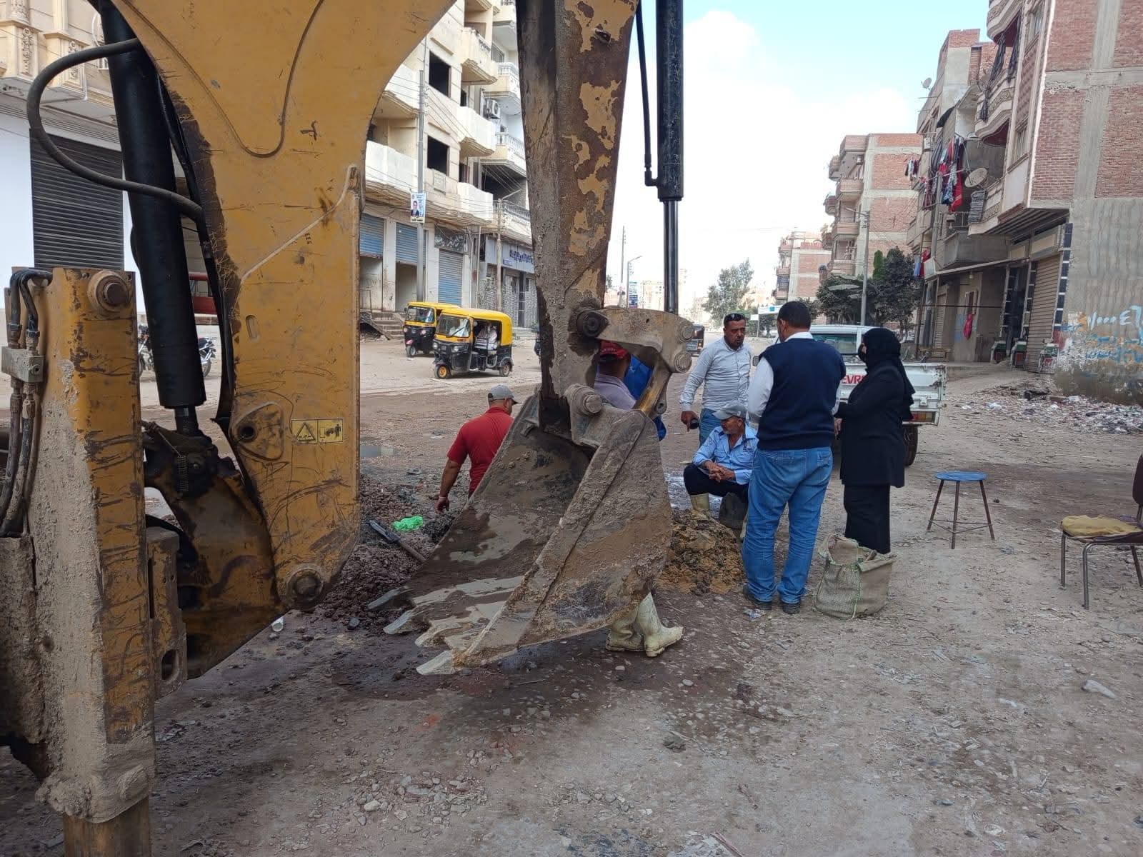 اصلاح اخطار مياه الشرب بطريق السلخانة ومشاكل الصرف الصحى باماكن متفرقة بمدينة دسوق كفر الشيخ