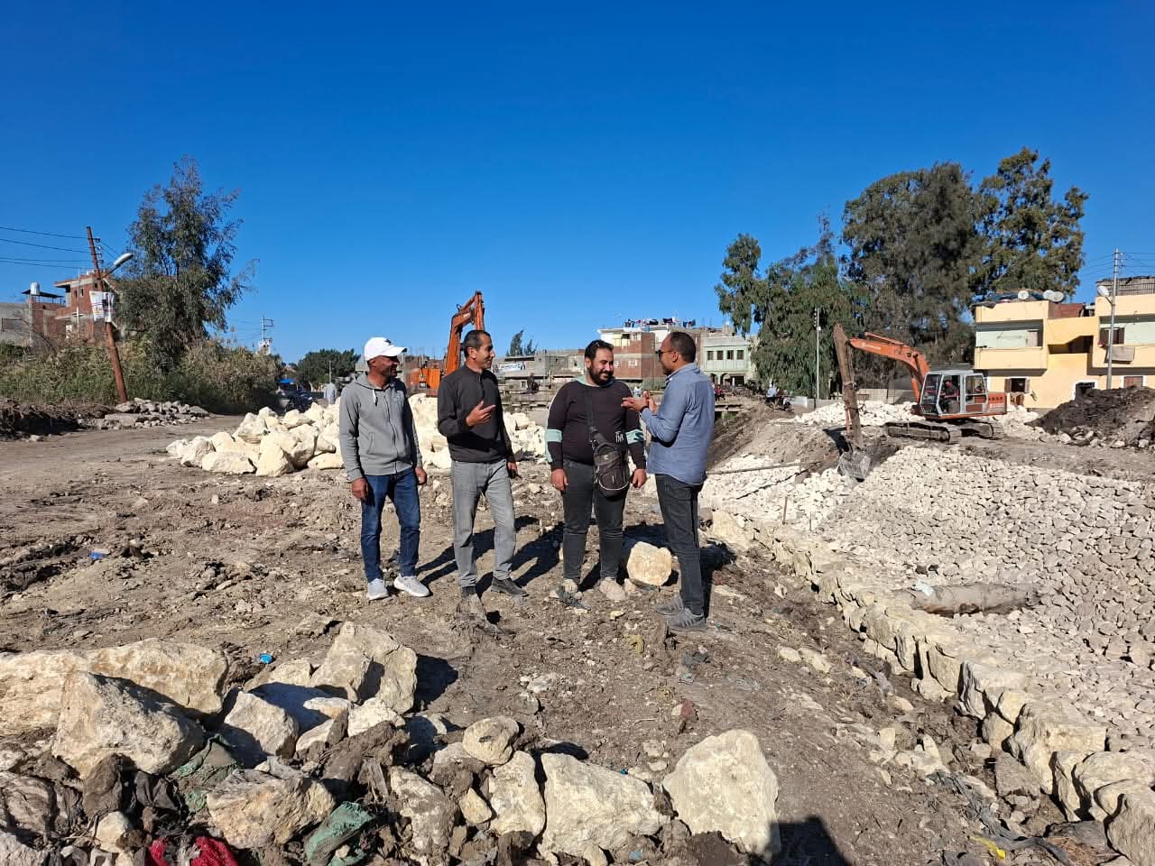 متابعة إستكمال العمل في تأهيل وتبطين (ترعة ام بركة - زمام قرية ابو مندور ) بدسوق