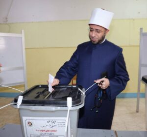وزير الأوقاف .. يُدلي بصوته في انتخابات مجلس النواب بالتجمع الخامس 3 وزير الأوقاف .. يُدلي بصوته في انتخابات مجلس النواب بالتجمع الخامس
