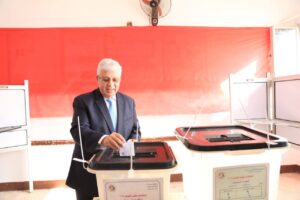وزير التعليم العالي يُدلي بصوته في انتخابات مجلس النواب ٢٠٢٥ بمدرسة سيزا نبراوي