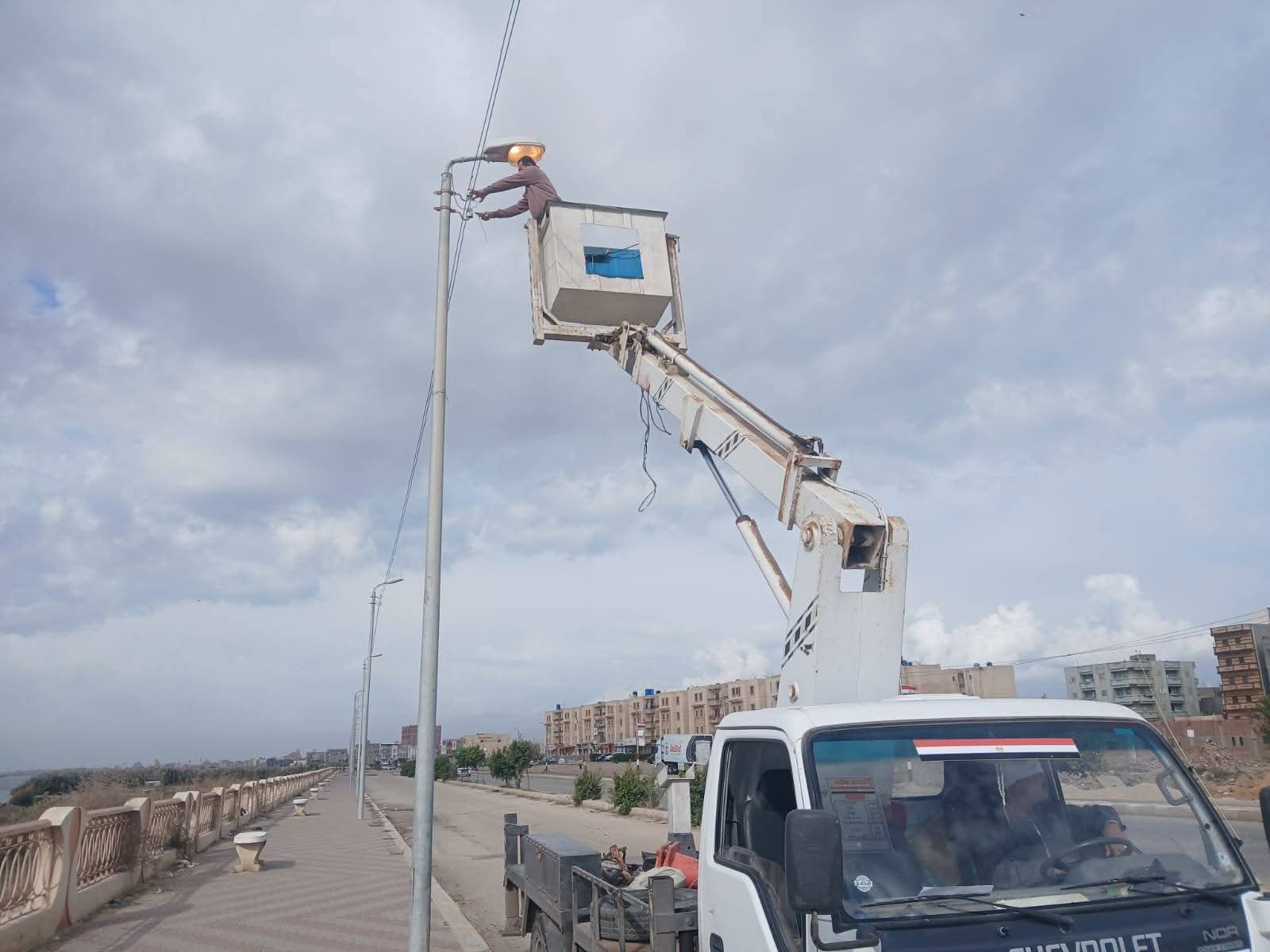 حملة صيانة مكثفة لإنارة كورنيش وشوارع بلطيم تعزز الأمن والسلامة 1 FB IMG 1765275235050