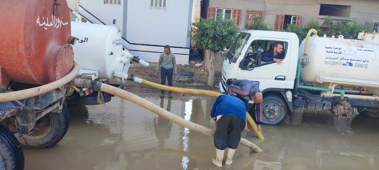 استمرار رفع مياه الأمطار بالاماكن المنخفضة بمركز ومدينة دسوق