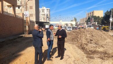 رئيس مدينة دسوق .. يتابع ميدانياً أعمال رصف طريق عمر ابو العز شارع " السلخانة "