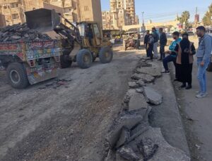 رئيس مدينة دسوق .. يتابع ميدانياً أعمال رصف طريق عمر ابو العز شارع " السلخانة " 10 FB IMG 1766229572789