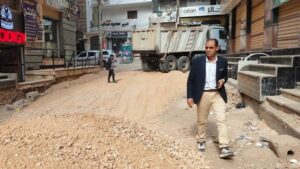 احمد عيسى .. يتابع تطوير شوارع تقسيم الشرطة وبدء فرد طبقة السن تمهيدًا لتركيب بلاط الإنترلوك بكفر الشيخ