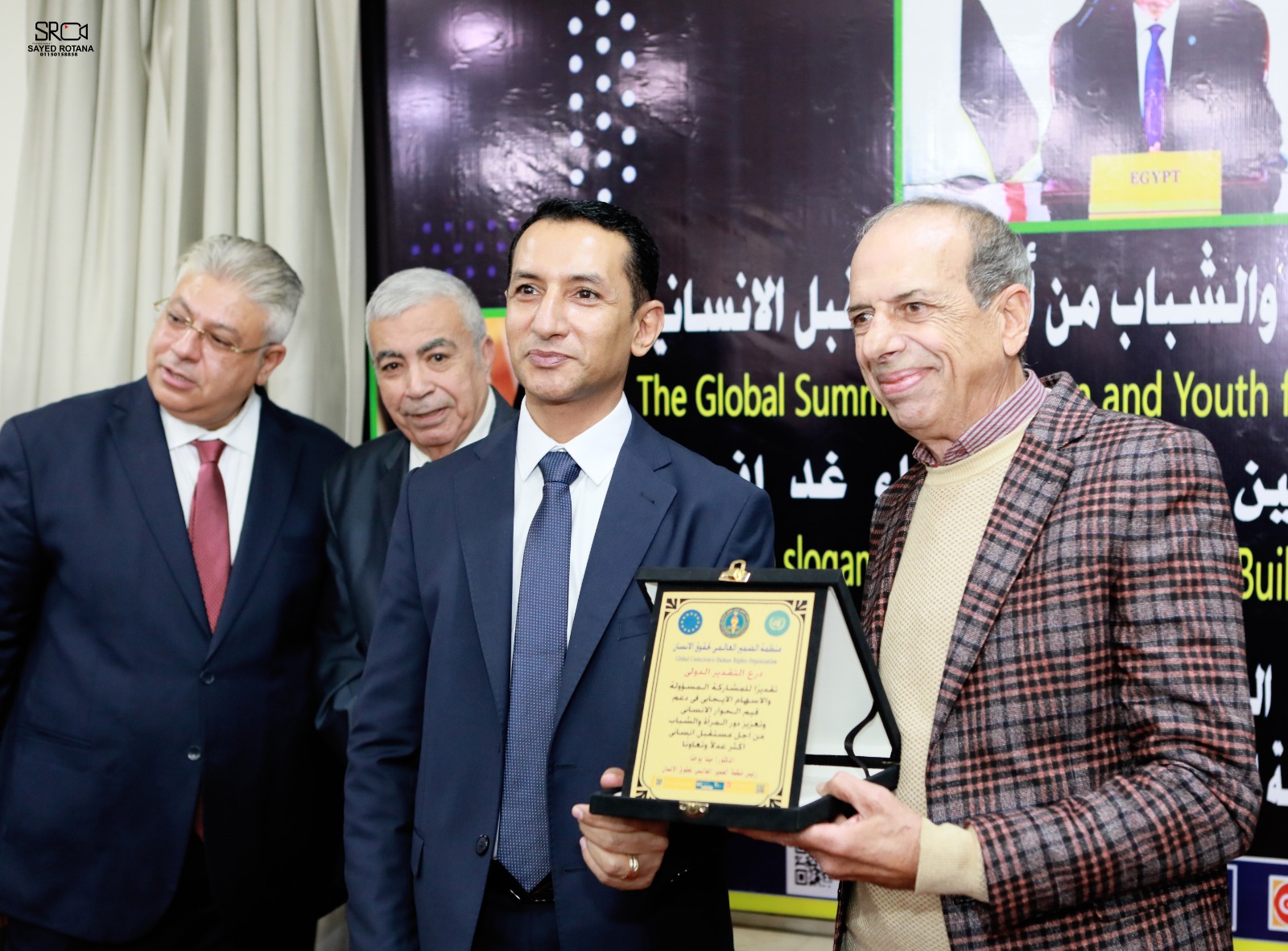 دكتور مينا يوحنا .. يكرّم النجم الفنان محمد الصاوي تقديرًا لمسيرته الفنية ورسـالته الإنسانية