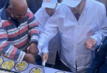 عمال مطاحن اسوان يستقبلون الرئيس التنفيذي بالتورته خلال جولته باسوان