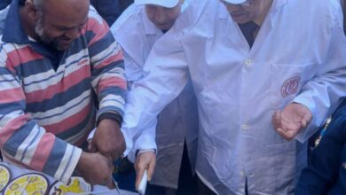 عمال مطاحن اسوان يستقبلون الرئيس التنفيذي بالتورته خلال جولته باسوان