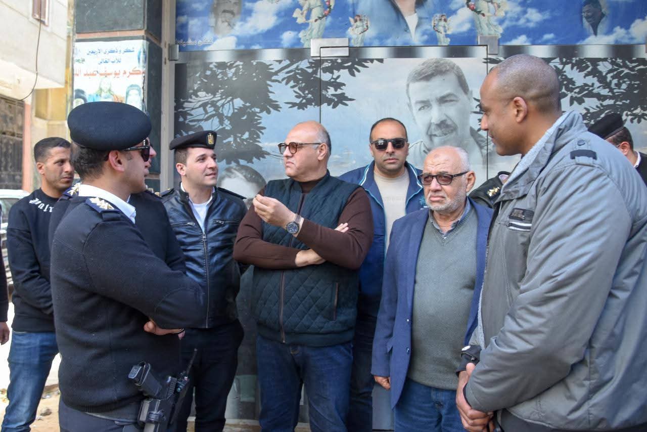 محافظ الإسكندرية .. يقود حملة مفاجئة لوقف فرز القمامة وسط الكتل السكنية بحي منتزه أول